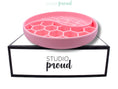 Afbeelding geladen in Galerij-viewer, Pink anti-slip slowfeeder for dogs on a Studio Proud box.
