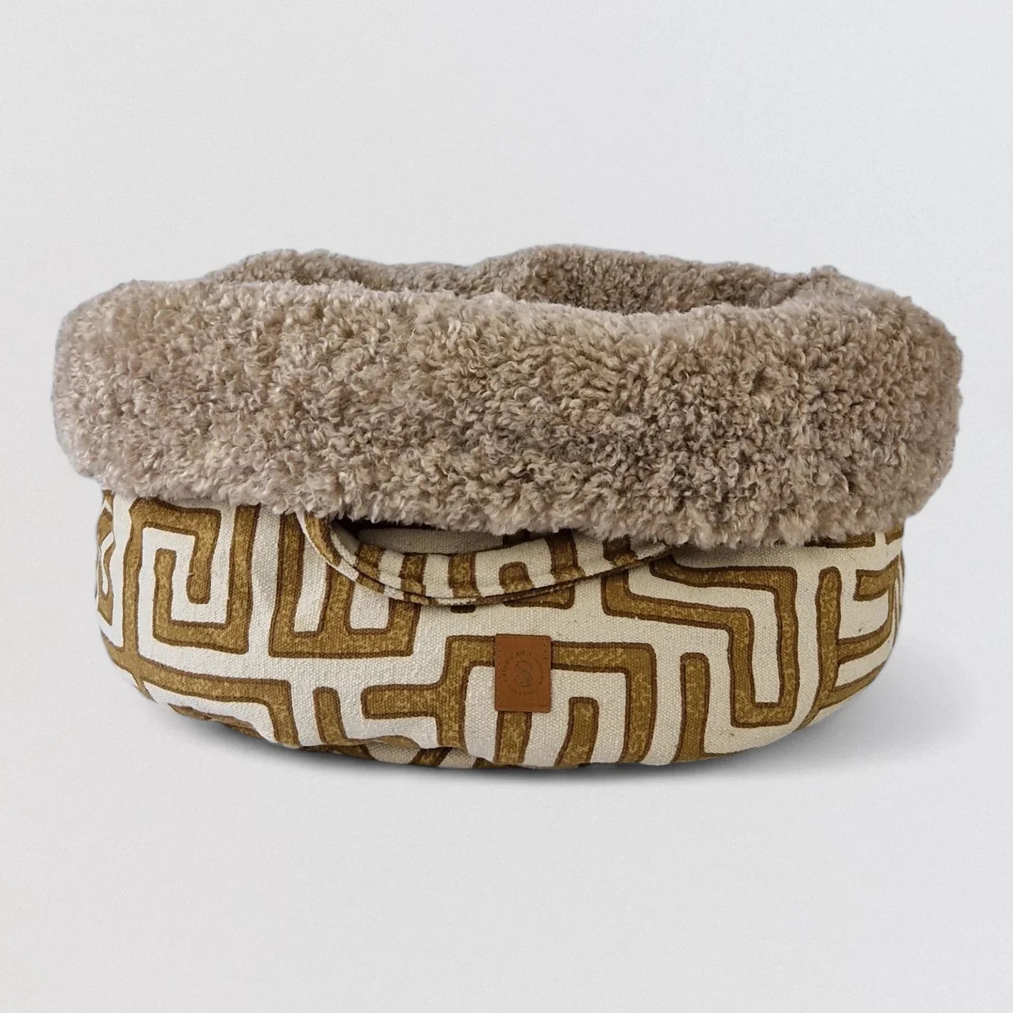 POOCH POUCH african hondenmand with modern geometric design and warm, rustic tones.