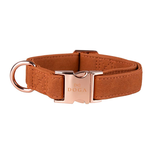 Hondenhalsband Cognac met rosé goud De luxe DOGA hondenhalsband Cognac met rosé goud is een echte eyecatcher voor je hond. De halsband is daarnaast duurzaam en diervriendelijk. Deze stijlvolle hondenhDogawafwafHondenhalsband Cognac met rosé goud