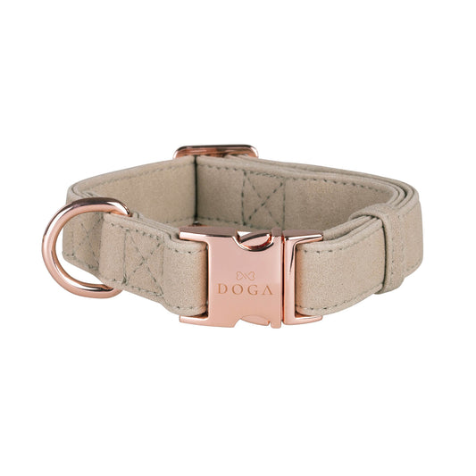 Hondenhalsband Steengrijs met Rosé goud
Ben je op zoek naar een mooie halsband voor je hond? De DOGA hondenhalsband in steengrijs met rosé goud is luxueus en trendy. Deze halsband is gemaakt van vegan suèDogawafwafHondenhalsband Steengrijs met Rosé goud