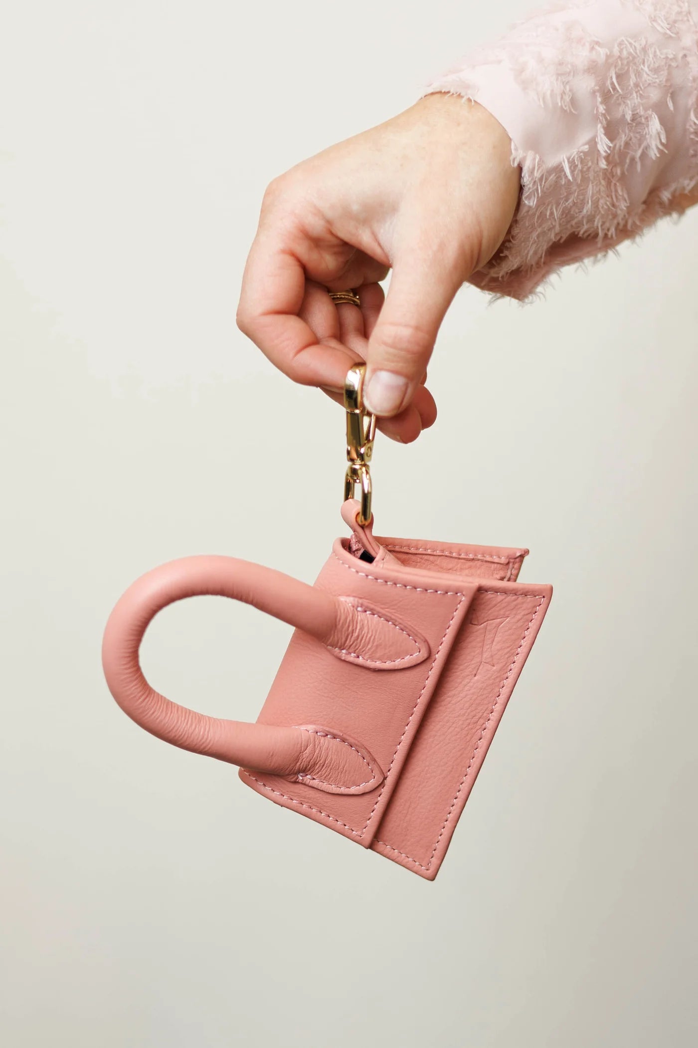 Roze Designer tas voor hondenkoekjes en poepzakken.