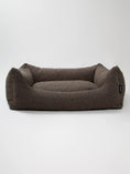 Afbeelding geladen in Galerij-viewer, BILLY Bouclé Hondenmand Mocca; luxe en comfortabel hondenbed in zachte bouclé stof.
