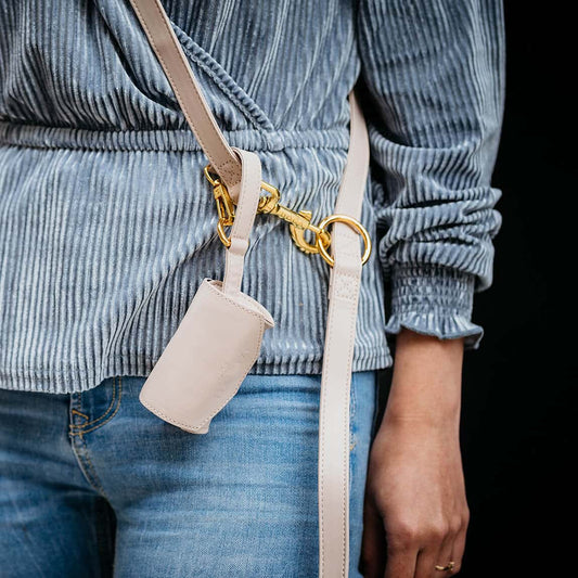 Honden poepzakhouder Taupe met goud
Ben je op zoek naar een elegante poepzakhouder? De honden poepzakhouder in taupe met goud is zowel stijlvol als praktisch. Het merk DOGA heeft deze houder ontworpenDogawafwafHonden poepzakhouder Taupe met goud