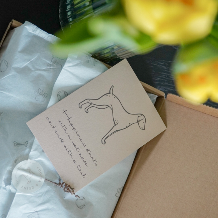 Halsband Simply Hemp Bosgroen in eco-friendly packaging with a dog illustration card.