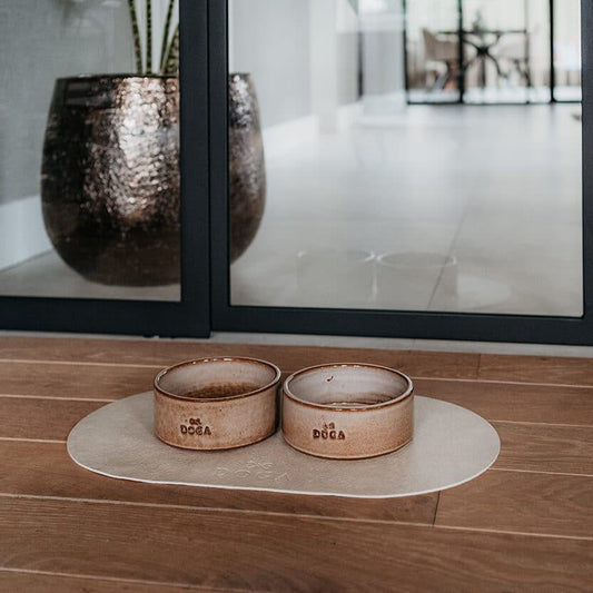 Hondenvoerbak Desert Sand
Bent u op zoek naar een stijlvolle hondenvoerbak die mooi in uw interieur of tuin past? De DOGA Desert Sand hondenvoerbak is speciaal ontworpen met het herkenbare DDogawafwafHondenvoerbak Desert Sand