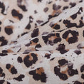 Afbeelding laden in Galerij-viewer, Honden bandana Leopard Brown
De DOGA Luxe Honden Bandana Leopard Brown is een stijlvolle en trendy accessoire om de persoonlijkheid en het uiterlijk van je hond te versterken. Deze bandana's ziDogawafwafHonden bandana Leopard Brown
