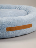 Afbeelding geladen in Galerij-viewer, LISE Round Dog Bed Blue
